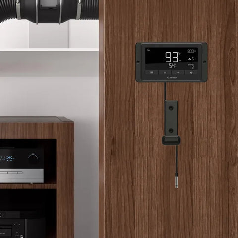 AC Infinity Klimasensor am CONTROLLER 69 PRO an der Wand neben einem Technikschrank