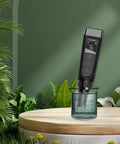 AC Infinity Hydroponic Meter PRO misst die Nährlösung in einem Messbecher