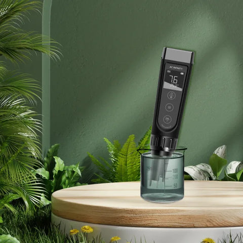 AC Infinity Hydroponic Meter PRO misst die Nährlösung in einem Messbecher